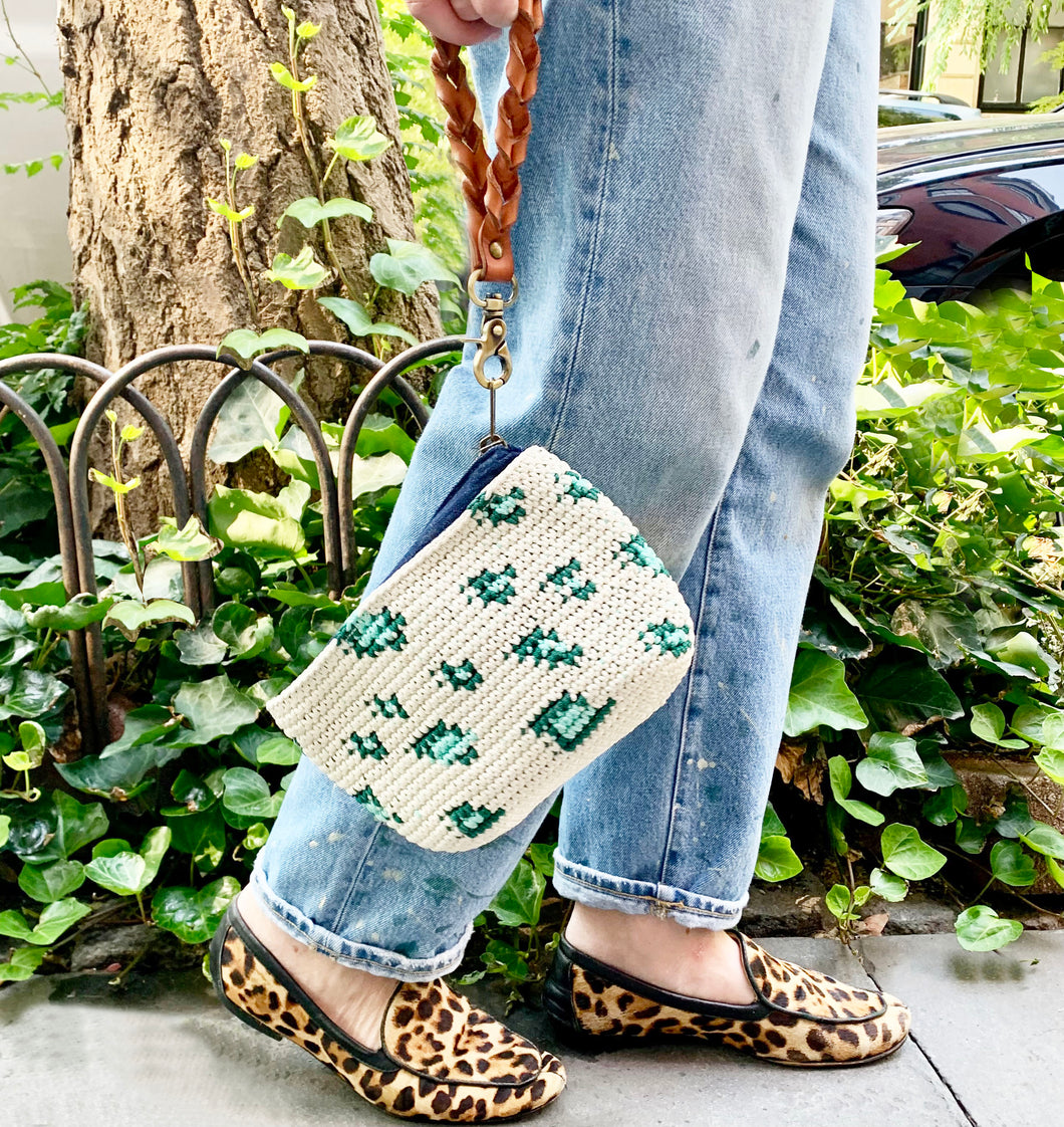 Leo Pouch